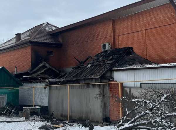 Владелец двухэтажного дома на Промышленнной в Шахтах получил ожоги, спасая дом от пожара
