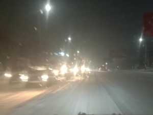 В Шахтах движение по улицам Маяковского и Капустина заблокировано из-за буксующих фур: видео