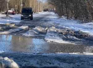 В Шахтах улицу Михайлова возле поликлиники топит из-за порыва воды