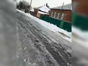 Наледь из-за порыва воды сделала непроездной улицу Миусскую в Шахтах