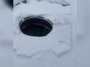 Два открытых люка ждут свою жертву возле поликлиники в Аюте в Шахтах: видео