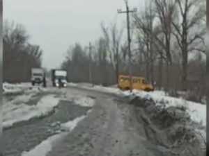 В поселок Смагина в Шахтах водители едут по одной полосе, вторая обледенела: видео