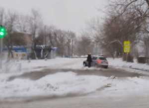 Буксуют и застревают автобусы на конечной остановке поселка Артем в Шахтах