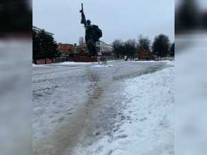 Шахтинцы жалуются на гололед на площади Солдата