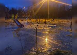 Детская площадка на Новостройке в Шахтах превратилась в каток из-за порыва трубы