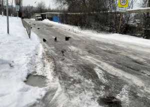В Шахтах дорога к школе на Аюте превратилась в ледяной каток