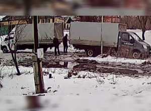 В Шахтах застревают машины на Пролетарской улице из-за порыва воды