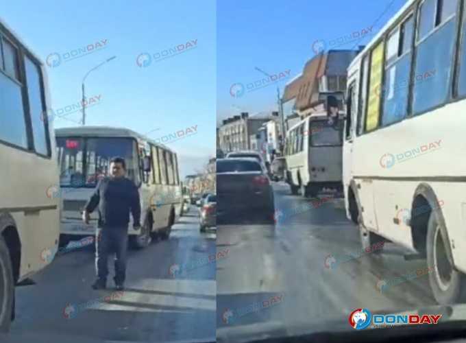 Шесть автобусов застряли в пробке на проспекте Победа Революции в Шахтах