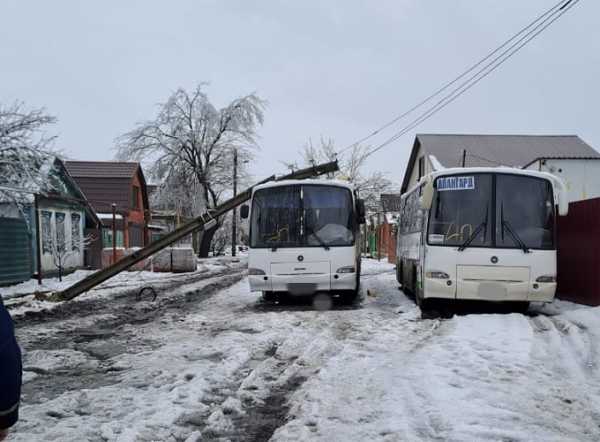 В Шахтах столб приземлился на автобус предприятия