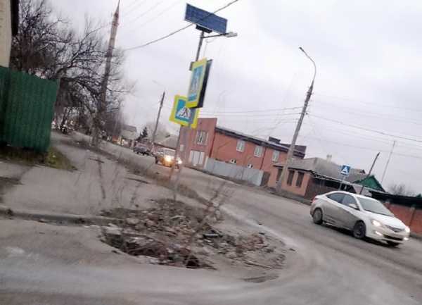 Жители жалуются на опасные люки без крышки на улице Юный Спартак в Шахтах