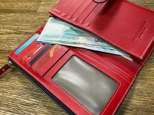 В Шахтах карманник украл кошелек с 50 тысячами рублей