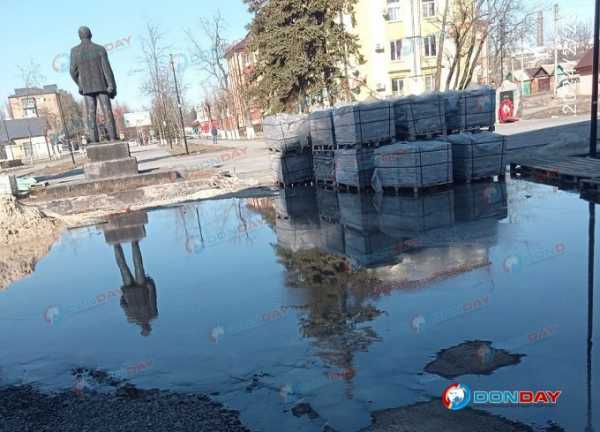 В Шахтах бульвар Аллейный возле ДК Чиха затопило канализацией