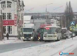 В Шахтах две фуры и автобус перекрыли движение по Маяковского, образовалась пробка