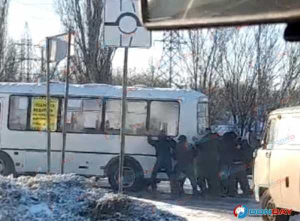 Шахтинцам пришлось толкать автобус, застрявший на Маяковского: видео