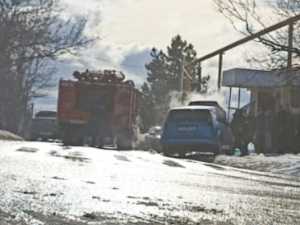 В Аюте в Шахтах горел автомобиль «Форд»