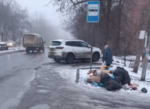 Свалка мусора образовалась на автобусной остановке в Шахтах