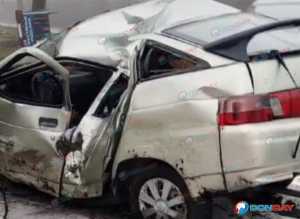 В Шахтах легковушка впечаталась в столб на Аксайской улице