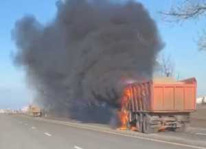 На донской трассе сгорел КАМАЗ: видео