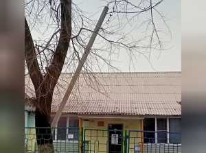 В Шахтах бетонный столб накренился над входом в детсад