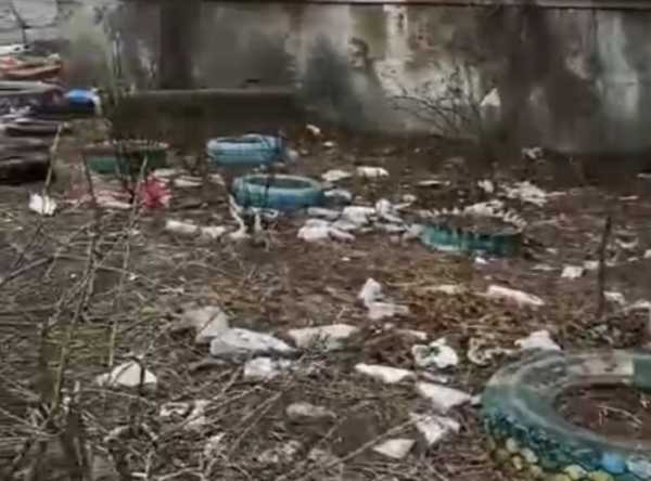 Улица Калинина в Шахтах утопает в мусоре: видео