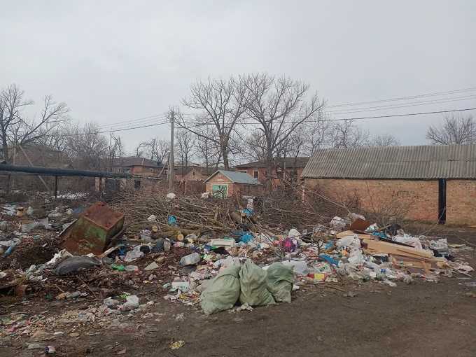 Жители Новошахтинска жалуются на свалку на улице Нахимова