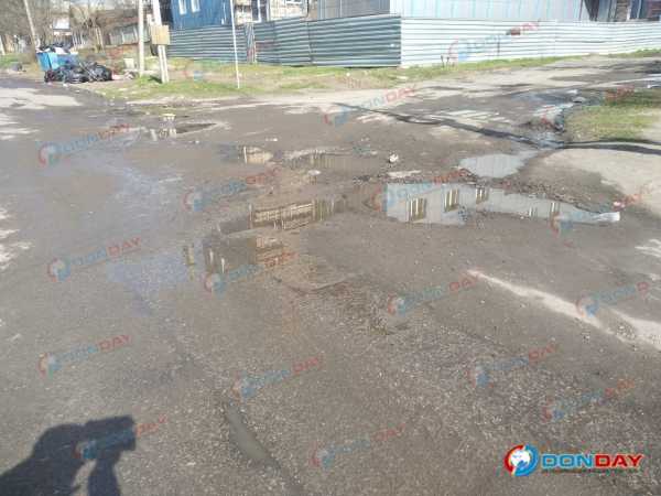 В центре Шахт возле детского сада улицу затапливает канализацией