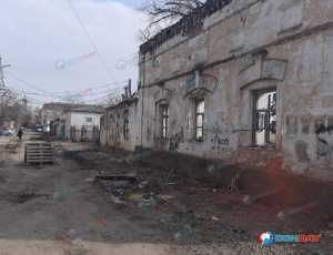 Заброшенное здание напротив детской школы искусств наводит жути на жителей города Шахты