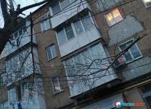 Массивные ветви повисли на проводах в Шахтах на Ленинского Комсомола