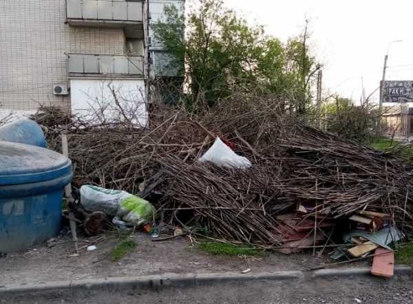 Свалка мусора на Хабарова в Шахтах мешает проезду автомобилей
