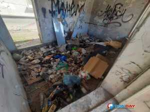 Остановка общественного транспорта в Шахтах превращается в помойку