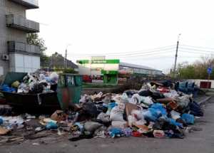 Свалка мусора на Хабарова в Шахтах мешает проезду автомобилей