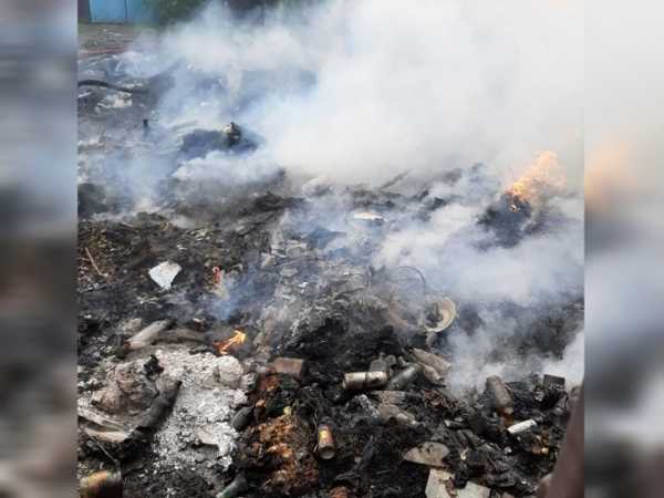 В Шахтах чуть не сгорели гаражи из-за пожара на свалке на Разина