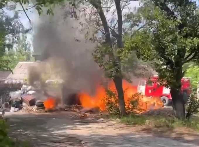 В Шахтах горела мусорная свалка на улице Творческой