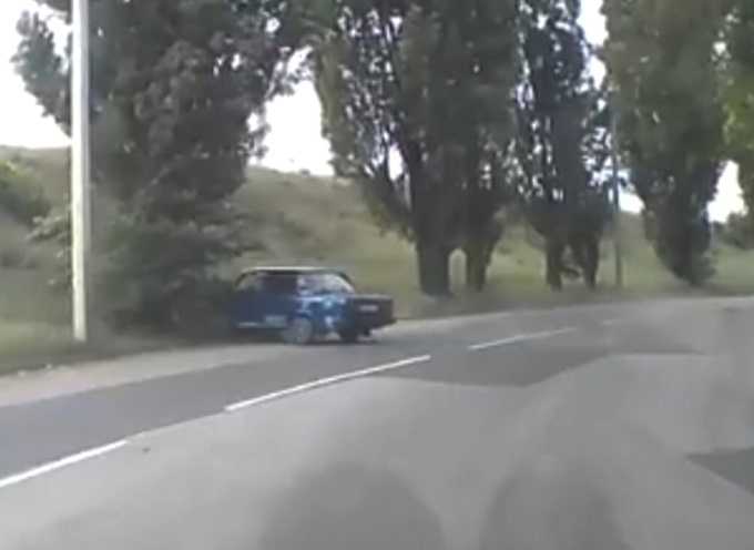 В Шахтах водитель «ВАЗа» влетел в дерево: видео