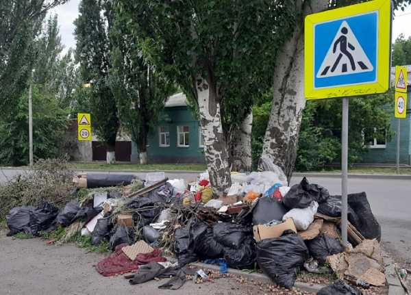 Шахтинцы жалуются на свалки мусора на улице Ленина