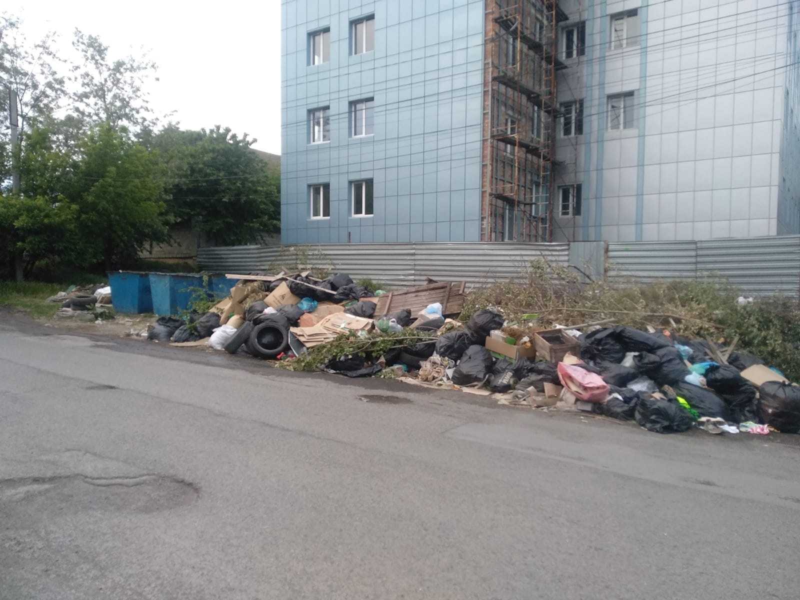 Гора отходов на Пролетарской улице в Шахтах растянулась вдоль дороги