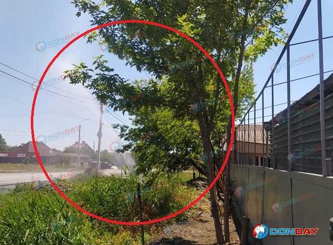 В Шахтах коммунальный фонтан на Текстильной заливает частный двор: видео