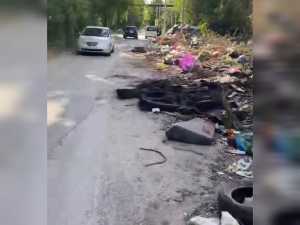 Улица Достоевского в Шахтах погрязла в мусоре: видео