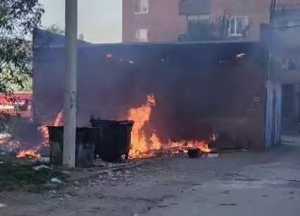 В Шахтах пожар на свалке перекинулся на трансформаторную будку