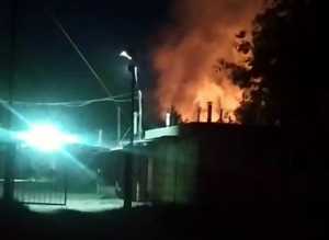 Ночной пожар уничтожил здание на Гидроприводе в Шахтах