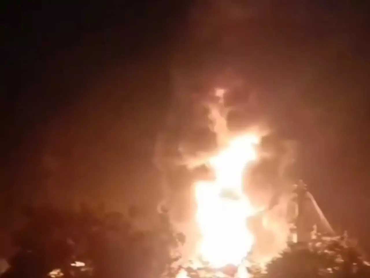 Из-за ночной атаки БПЛА произошел пожар на Новошахтинском заводе нефтепродуктов