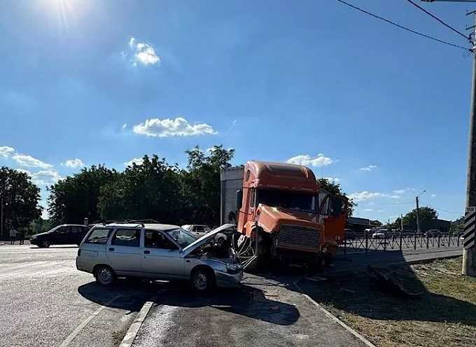 В массовой аварии рядом с Новошахтинском пострадала женщина