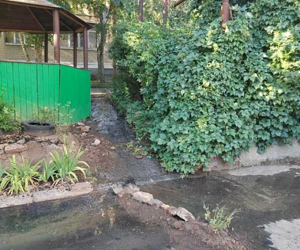 В Шахтах двор многоквартирного дома затапливает канализацией