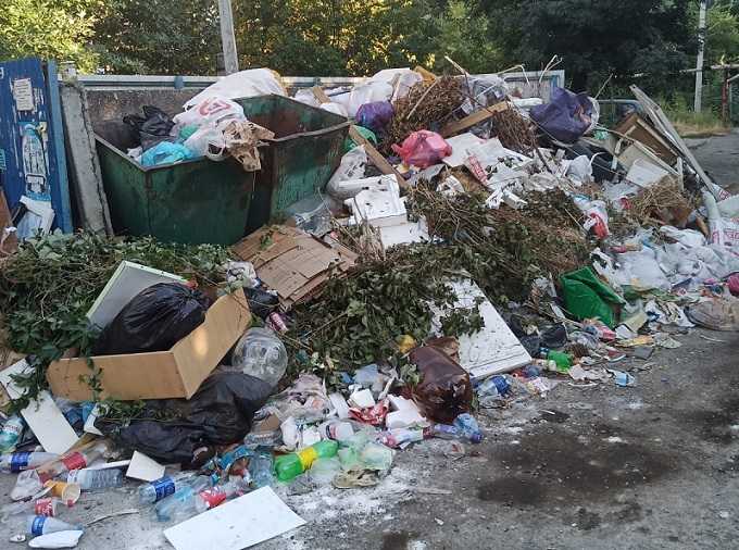 Шахтинцы жалуются на свалку мусора в центре города