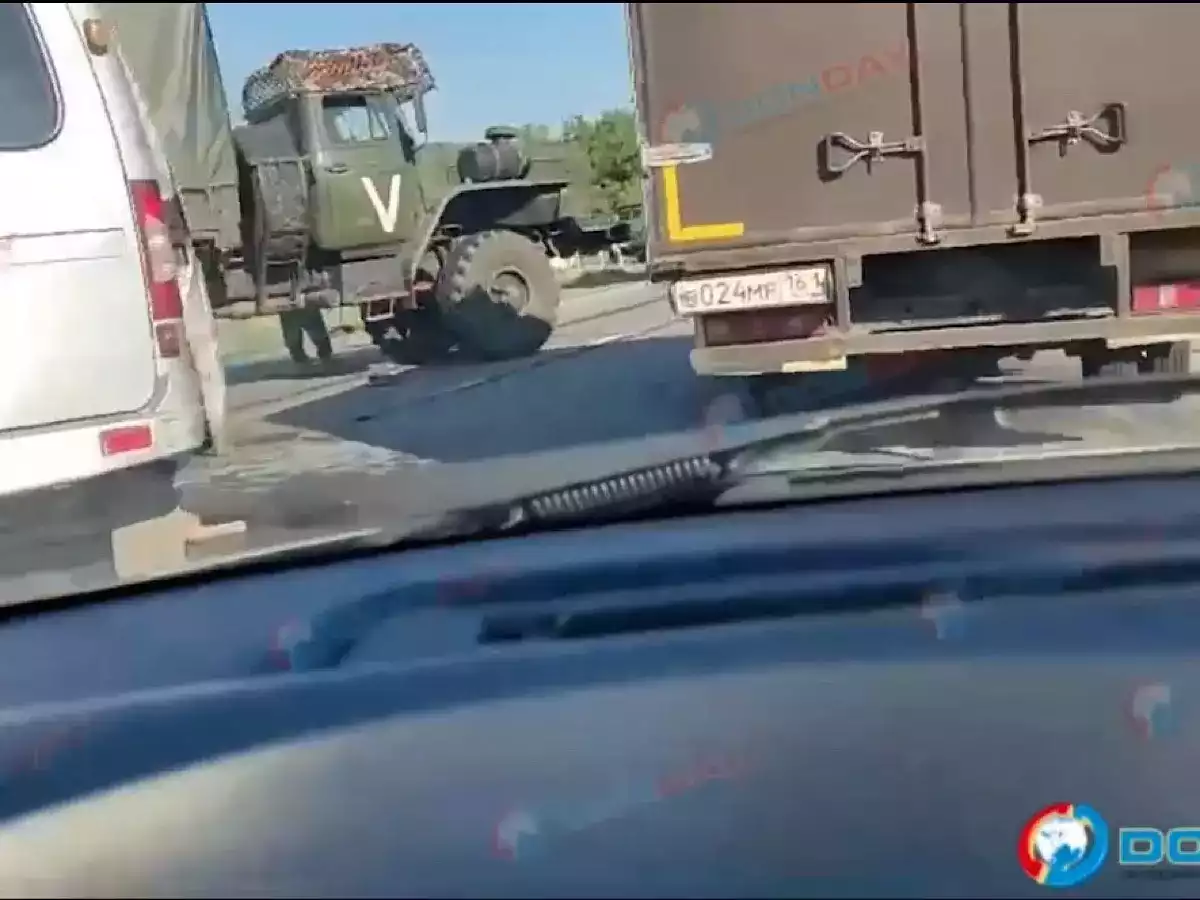 В поселке под Шахтами в ДТП с военным грузовиком пострадали восемь человек