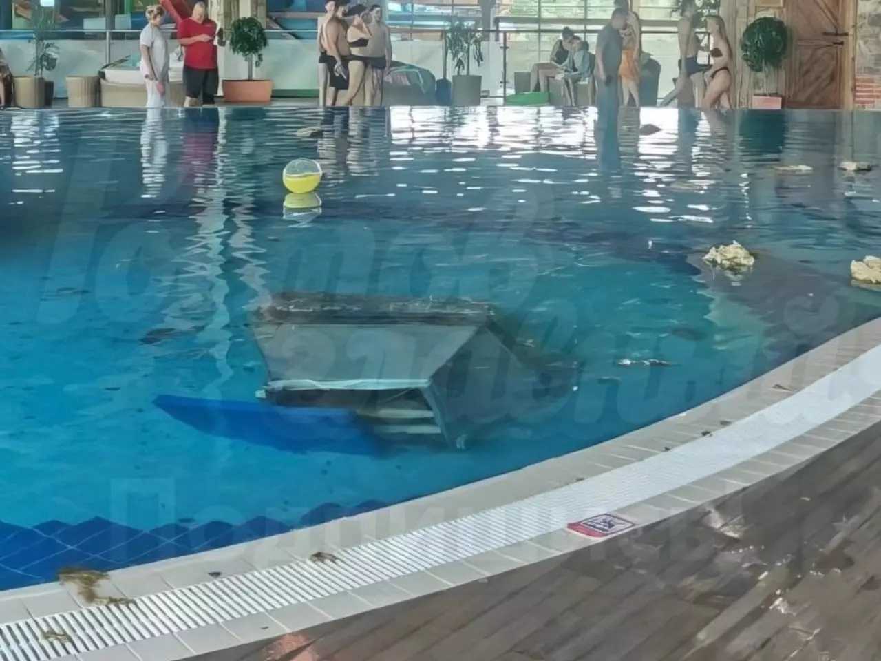 В аквапарке Ростова в бассейн обрушилась вытяжка
