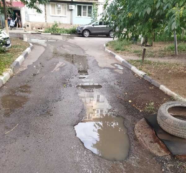 Улицу и подвал дома на Майском в Шахтах больше месяца топит канализация