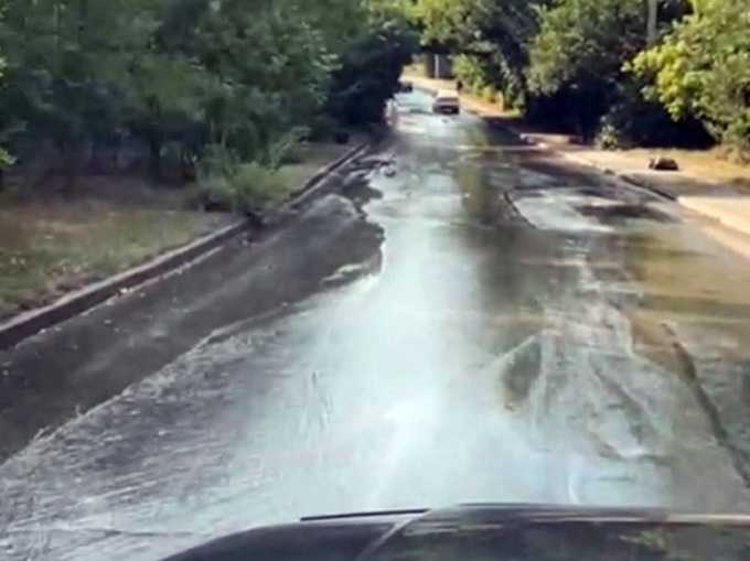 «Зловонная река»: жители Шахт жалуются на затопление канализацией Сквозного-Милиционного