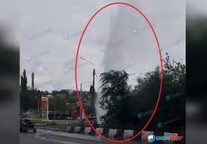 В Шахтах из-под земли забил коммунальный фонтан на Парковой