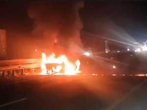 На Дону вспыхнул автомобиль с людьми в салоне